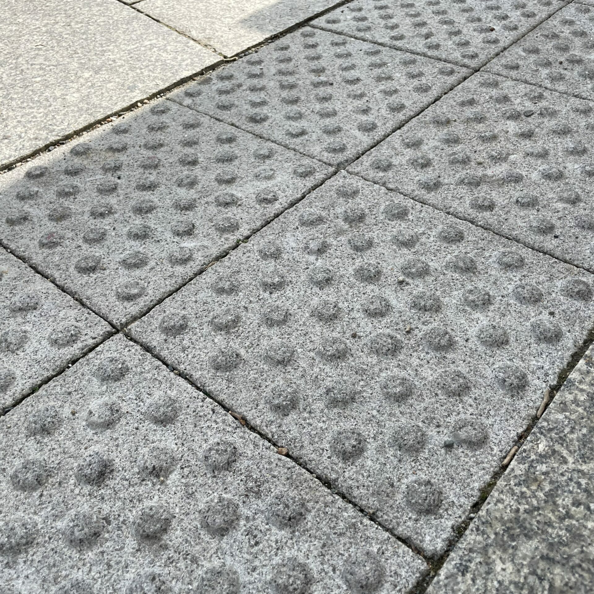 taktile Blindenleitplatten aus Granit.