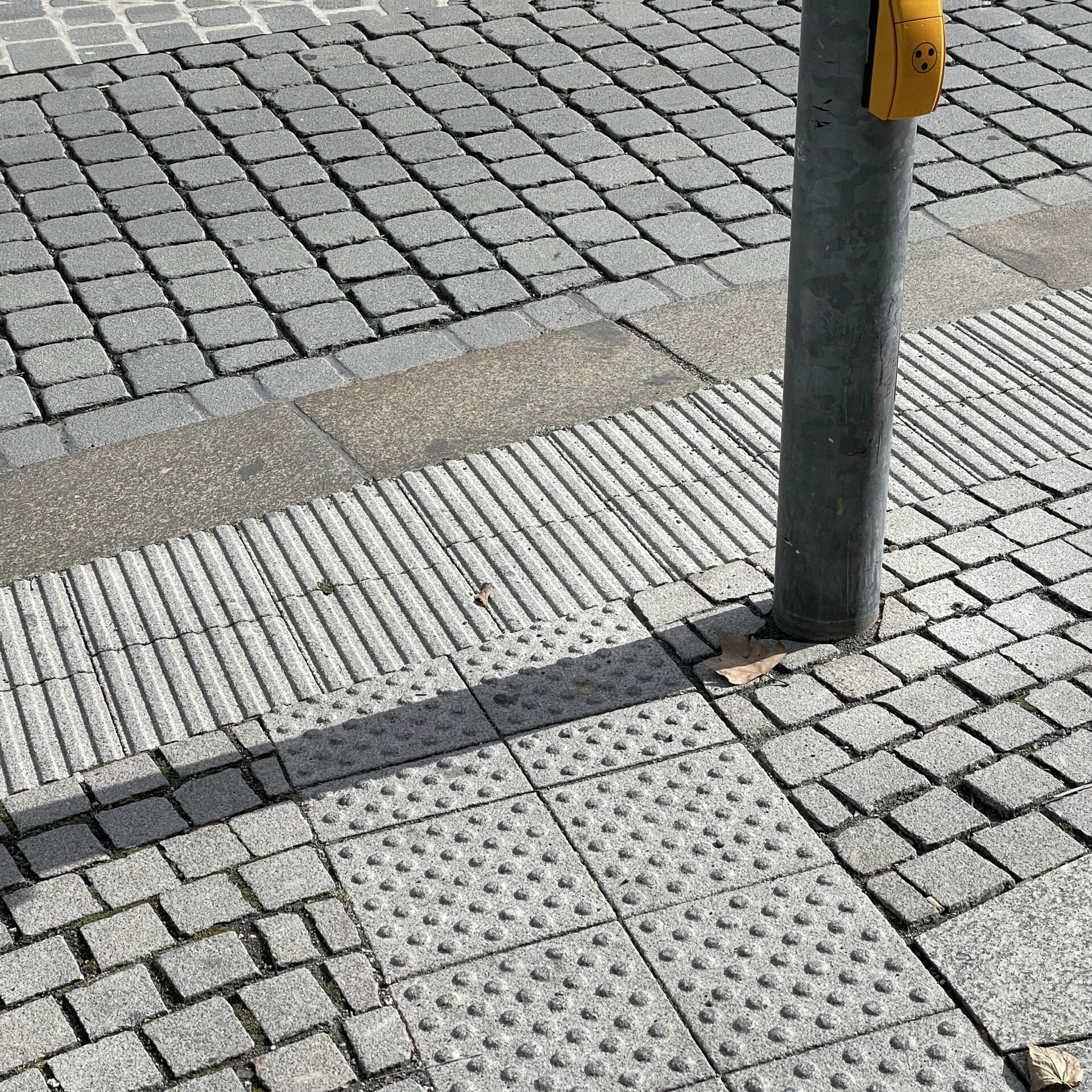 taktile Blindenleitplatten aus Granit.