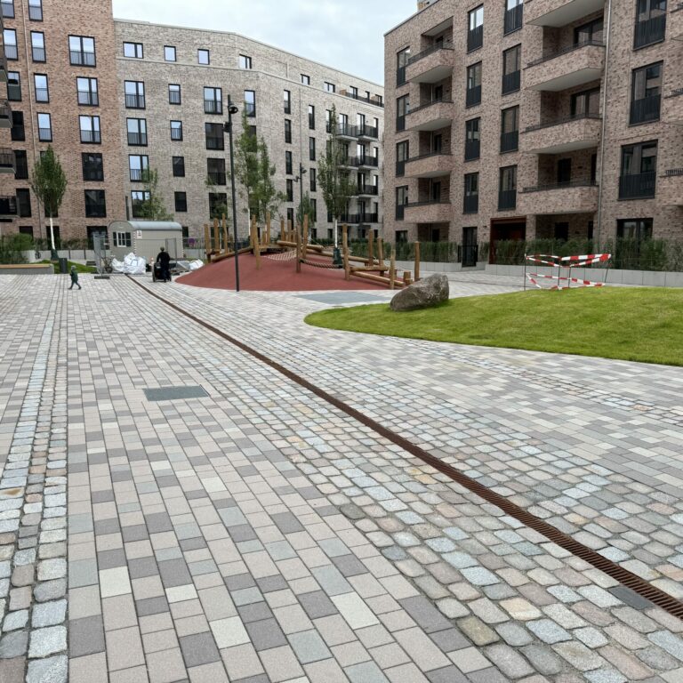 Nachhaltige_Platzgestaltung_gebrauchtes_Natursteinpflaster_barrierefrei