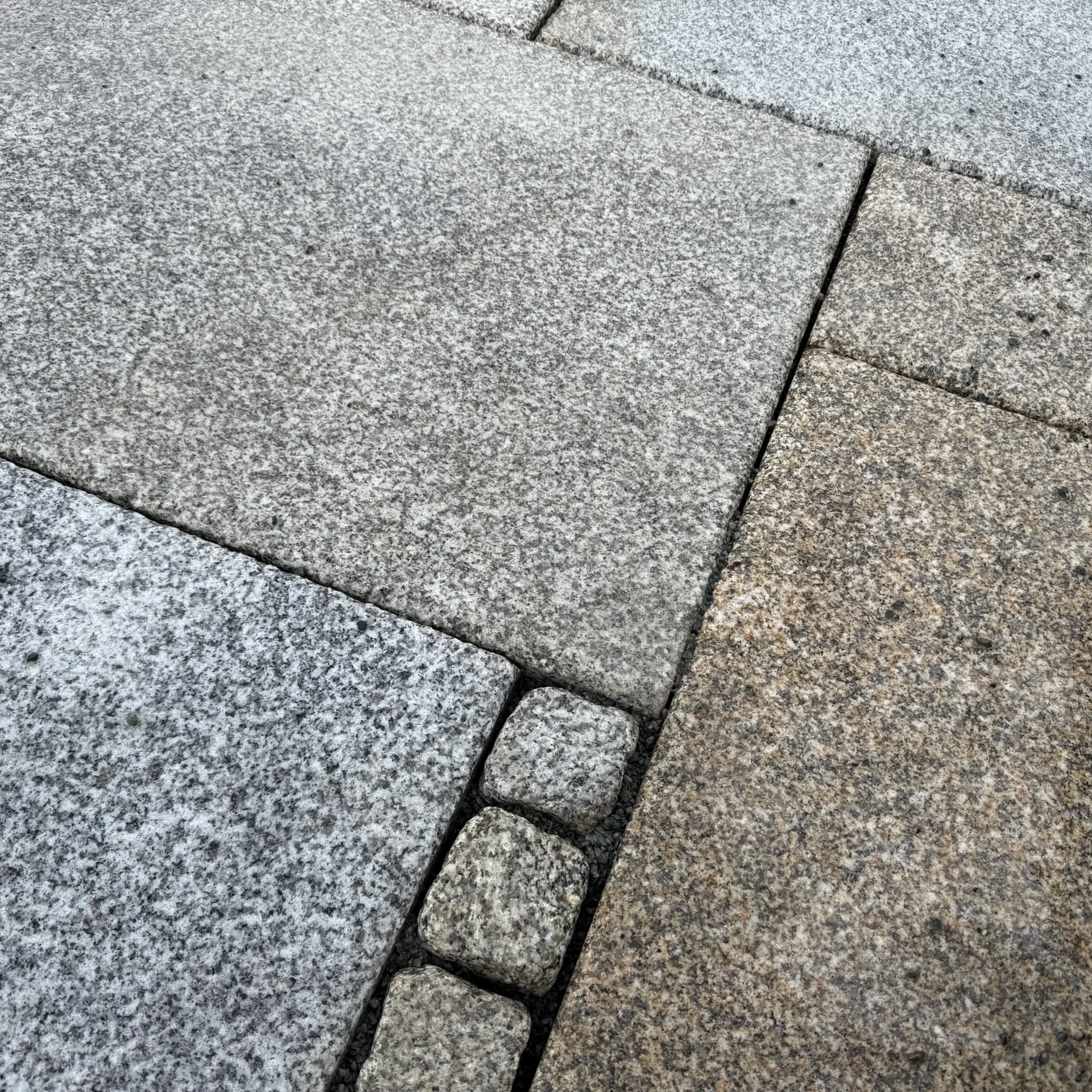 Krustenplatten_aus_Granit_Gartengestaltung